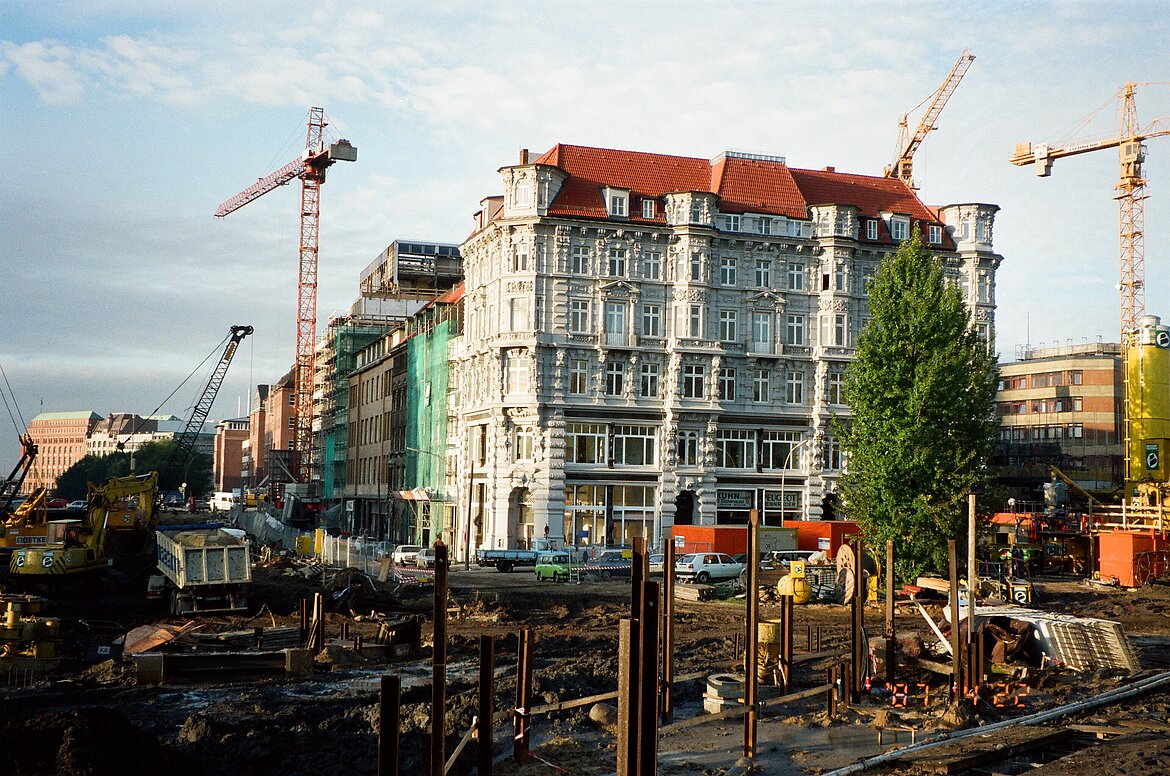 Die fertige Fassade Neidlingerhaus inmitten der Baustelle 1993.