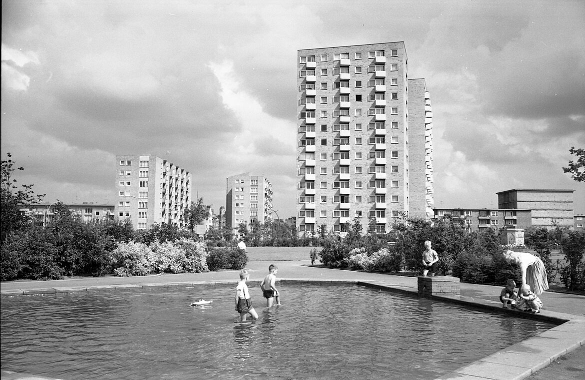 Planschbecken im Grünzug von Neu-Altona (um 1960)
