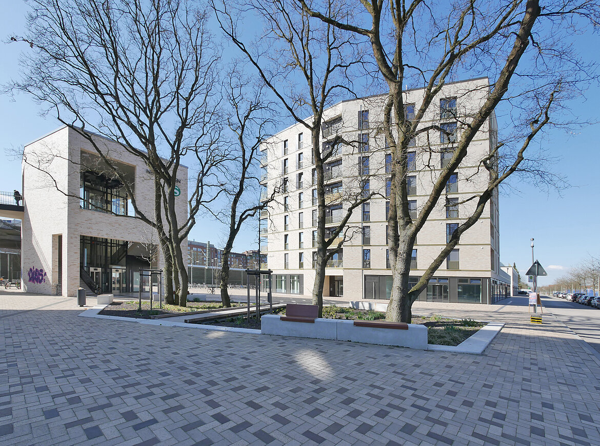 S-Bahnhaltestelle & Neubau Wohngebäude