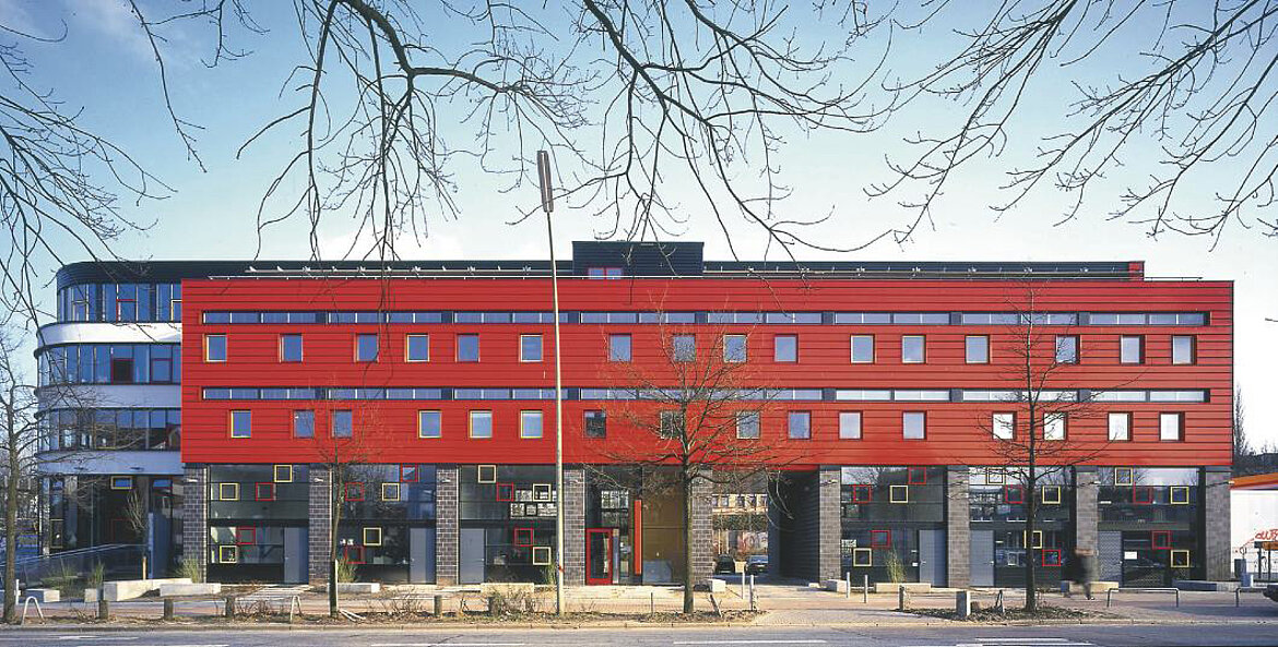 MAX Gewerbehof Altona: Eingangsseite von der Max-Brauer-Allee