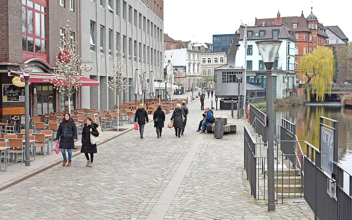 Neu gestaltete Uferpromenade am Serrahn