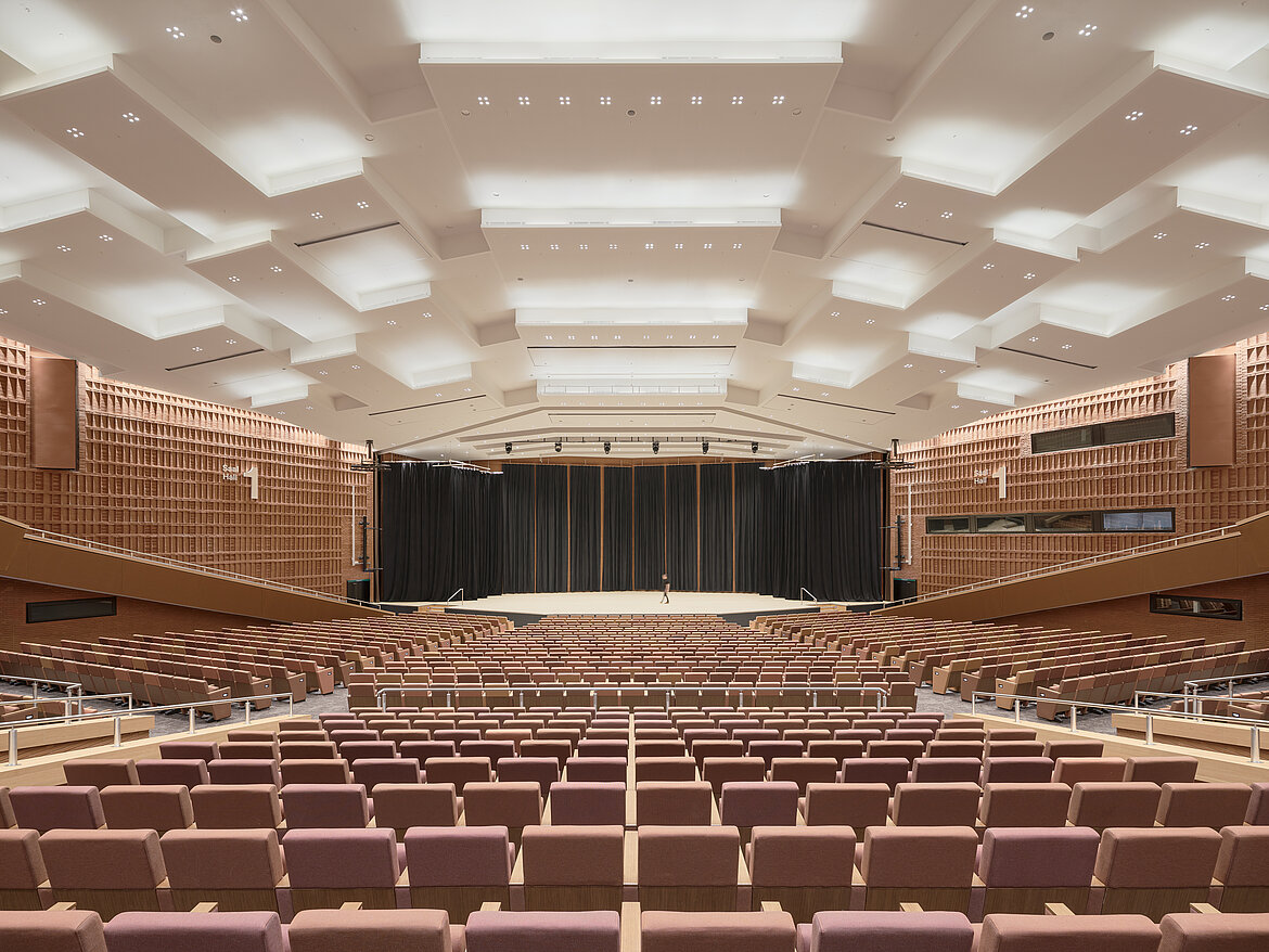 Blick auf die Bühne des denkmalgeschützter Saal 1 mit 3.025 Sitzplätzen