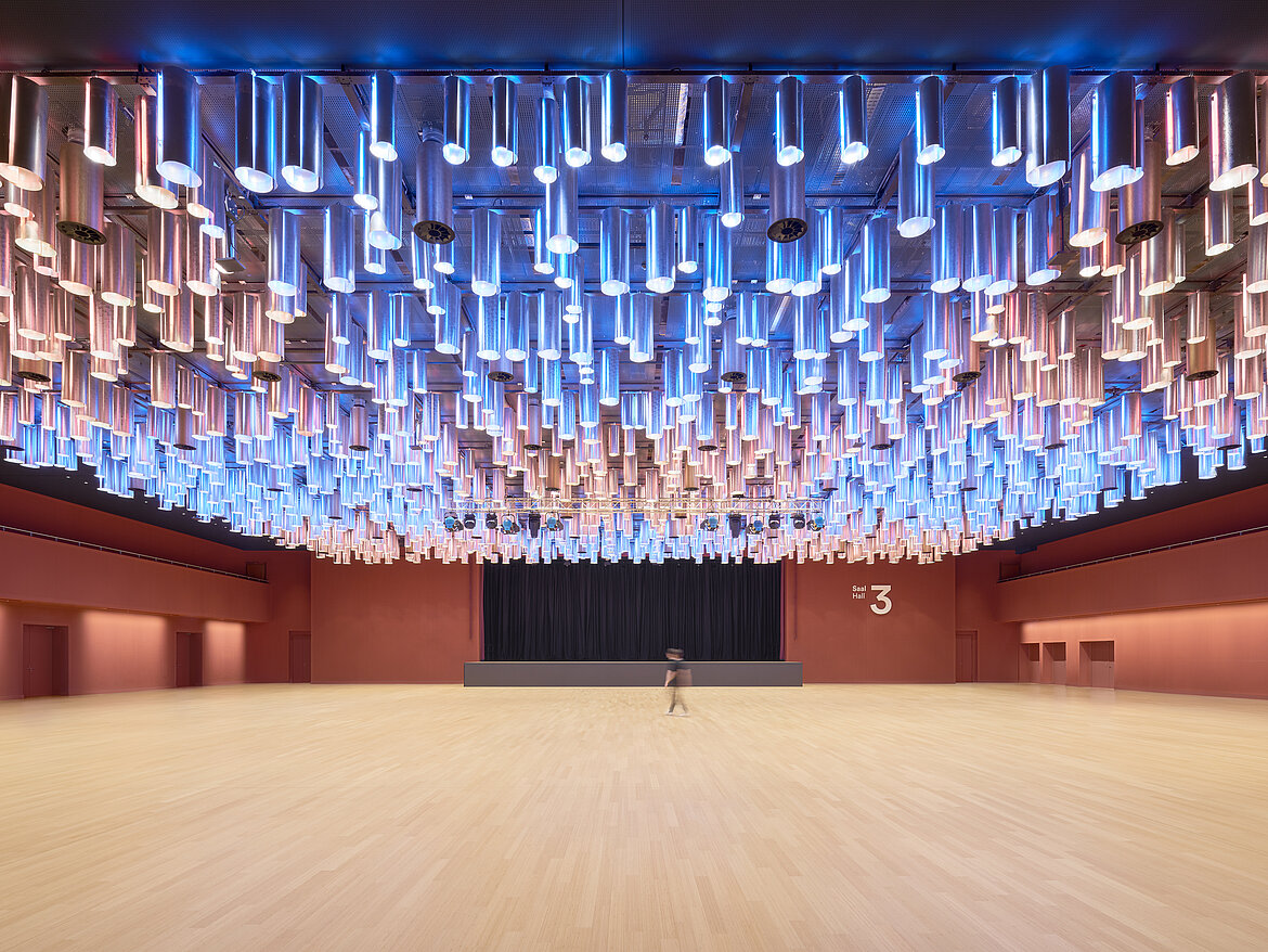 Blick in den Saal 3 mit denkmalgeschützter Lichtdecke