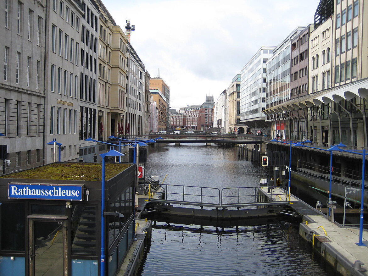 Blick von der Schleusenbrücke ins Alsterfleet