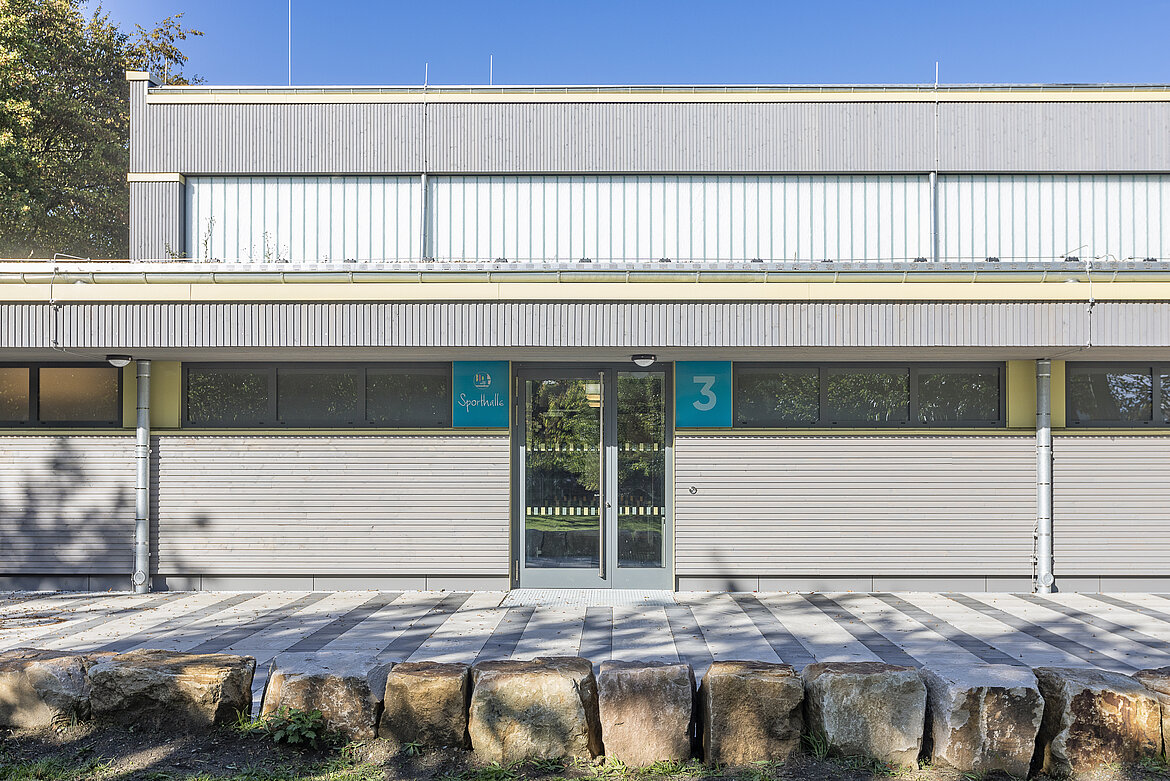 Eingangsbereich der Sporthalle am Niekampsweg