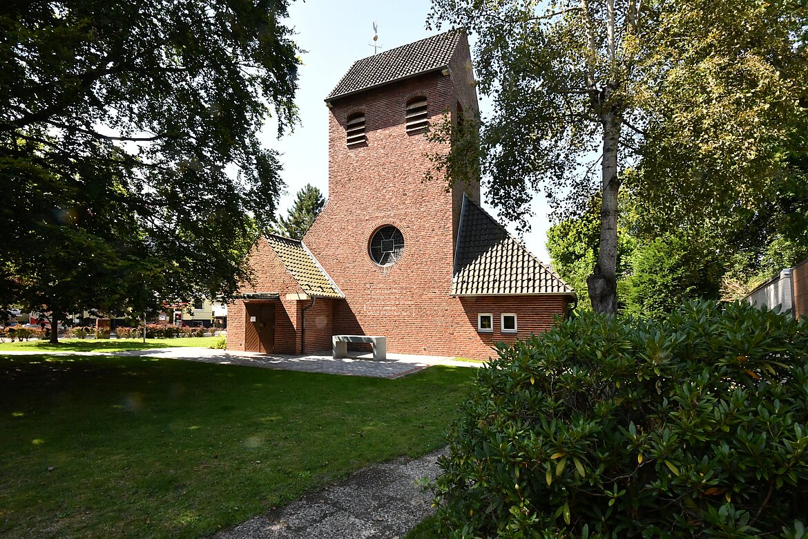Außenansicht - östlicher Vorplatz